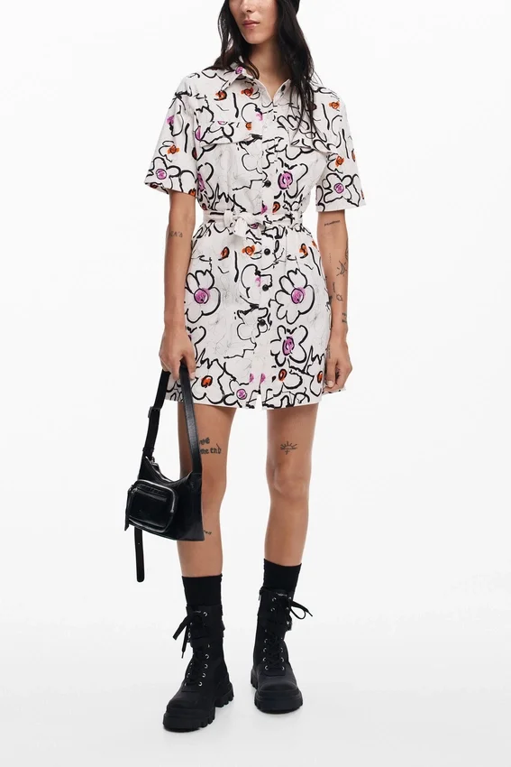 Kleider mit gezeichneten Blumen Kleider mit gezeichneten Blumen