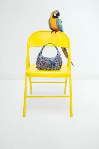 Kleine bedruckte Tasche mit Applikationen Kleine bedruckte Tasche mit Applikationen