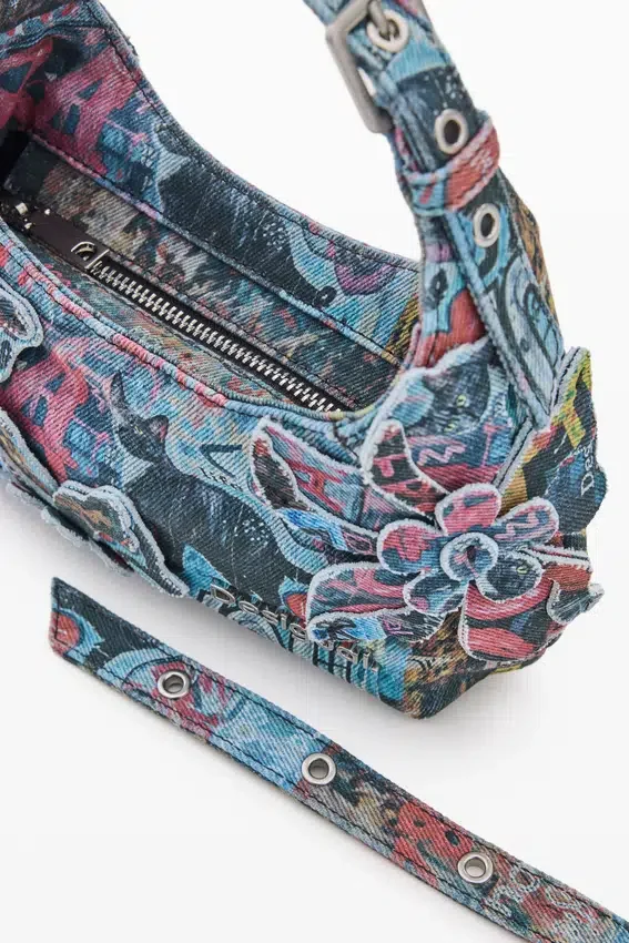 Kleine bedruckte Tasche mit Applikationen Kleine bedruckte Tasche mit Applikationen