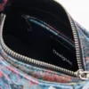 Kleine bedruckte Tasche mit Applikationen Kleine bedruckte Tasche mit Applikationen