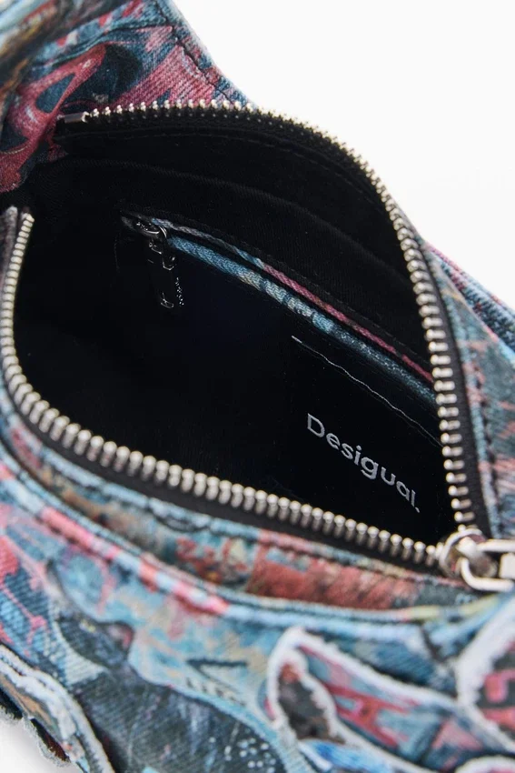 Kleine bedruckte Tasche mit Applikationen Kleine bedruckte Tasche mit Applikationen