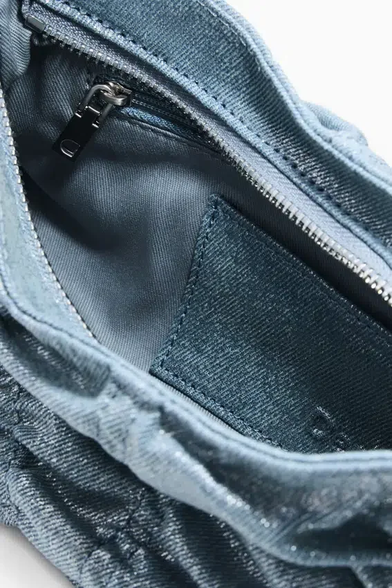 Kleine Denim-Tasche mit Raffungen Kleine Denim-Tasche mit Raffungen
