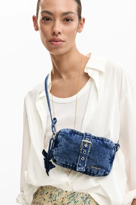 Kleine Denim-Umhängetasche mit Applikationen Kleine Denim-Umhängetasche mit Applikationen