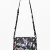 Kleine geflochtene Tasche mit Blumenmuster Kleine geflochtene Tasche mit Blumenmuster