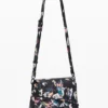 Kleine geflochtene Tasche mit Blumenmuster Kleine geflochtene Tasche mit Blumenmuster