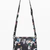 Kleine geflochtene Tasche mit Blumenmuster Kleine geflochtene Tasche mit Blumenmuster