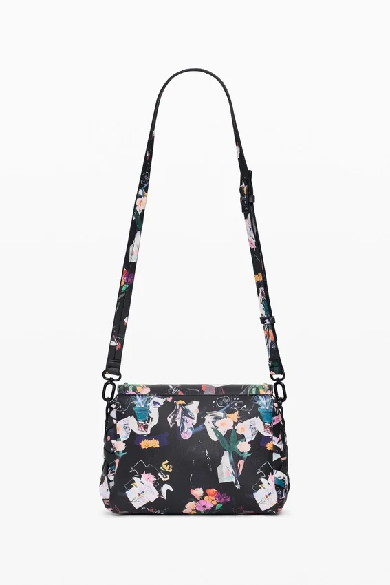 Kleine geflochtene Tasche mit Blumenmuster Kleine geflochtene Tasche mit Blumenmuster