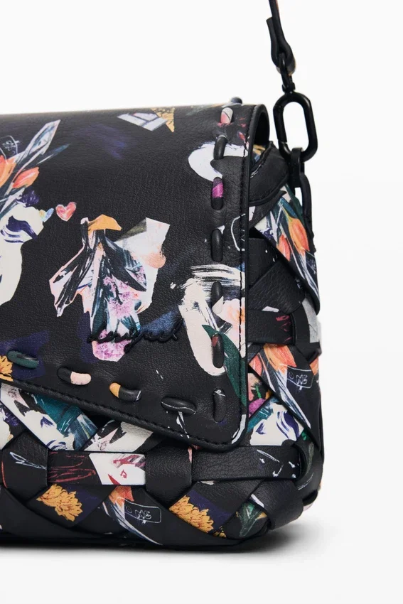 Kleine geflochtene Tasche mit Blumenmuster Kleine geflochtene Tasche mit Blumenmuster