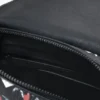 Kleine geflochtene Tasche mit Blumenmuster Kleine geflochtene Tasche mit Blumenmuster