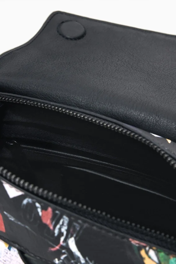 Kleine geflochtene Tasche mit Blumenmuster Kleine geflochtene Tasche mit Blumenmuster