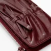 Kleine glänzende Geldbörse mit Schleife Kleine glänzende Geldbörse mit Schleife