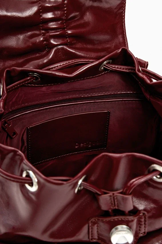Kleine glänzende Rucksackschleife Kleine glänzende Rucksackschleife