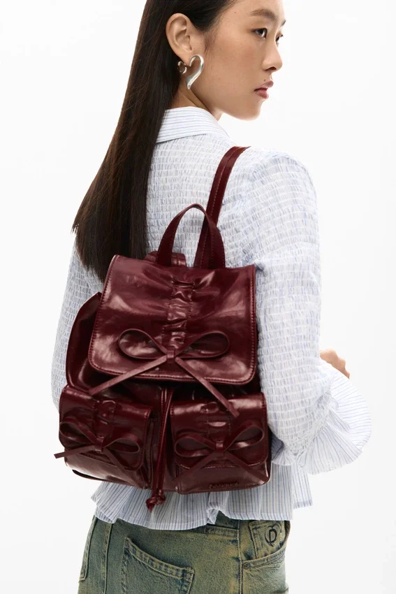Kleine glänzende Rucksackschleife Kleine glänzende Rucksackschleife
