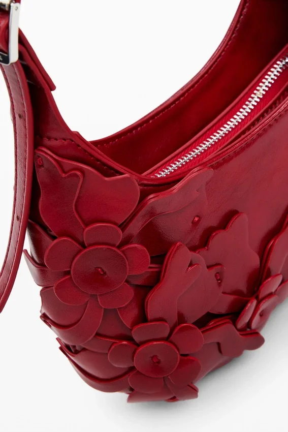 Kleine Tasche mit Blumenapplikation Kleine Tasche mit Blumenapplikation