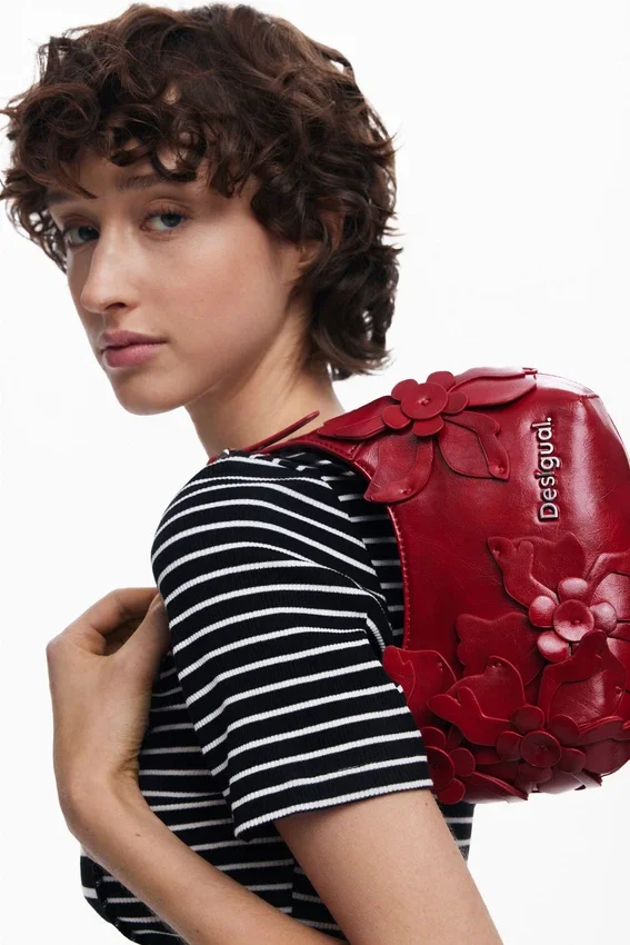 Kleine Tasche mit Blumenapplikation Kleine Tasche mit Blumenapplikation