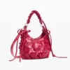 Kleine Tasche mit Blumen-Applikationen Kleine Tasche mit Blumen-Applikationen