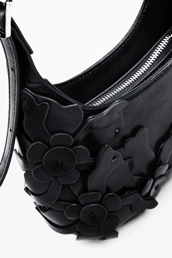 Kleine Tasche mit Blumen-Applikationen Kleine Tasche mit Blumen-Applikationen
