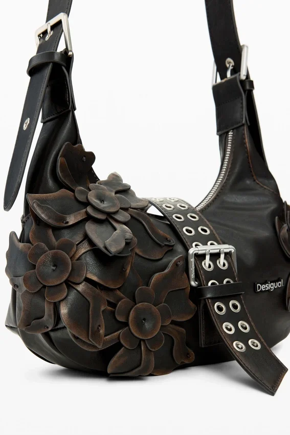 Kleine Tasche mit Blumen-Applikationen Kleine Tasche mit Blumen-Applikationen
