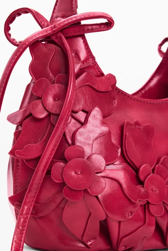 Kleine Tasche mit Blumen-Applikationen Kleine Tasche mit Blumen-Applikationen