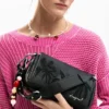 Kleine Tasche mit geprägten Blumen