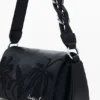 Kleine Tasche mit geprägten Blumen