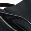 Kleine Tasche mit geprägten Blumen