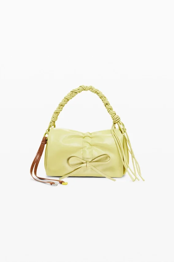 Kleine Tasche mit glänzender Schleife Kleine Tasche mit glänzender Schleife