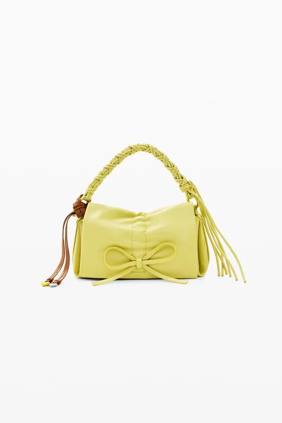 Kleine Tasche mit glänzender Schleife Kleine Tasche mit glänzender Schleife