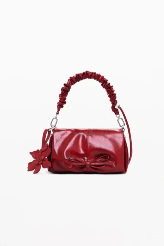 Kleine Tasche mit glänzender Schleife Kleine Tasche mit glänzender Schleife
