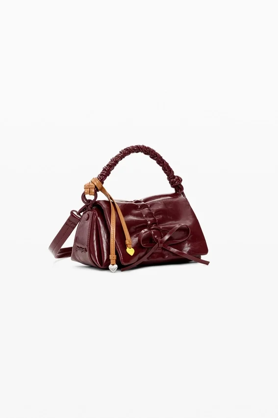 Kleine Tasche mit glänzender Schleife Kleine Tasche mit glänzender Schleife