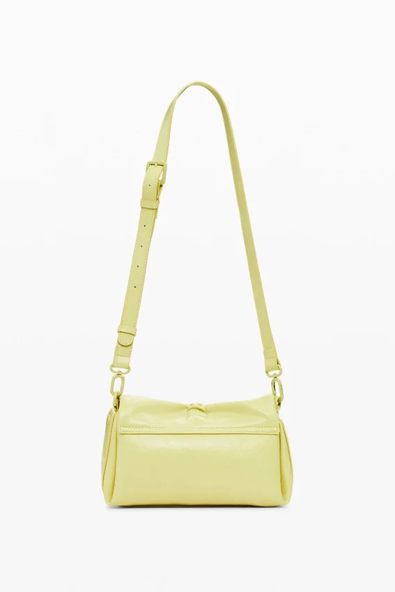 Kleine Tasche mit glänzender Schleife Kleine Tasche mit glänzender Schleife