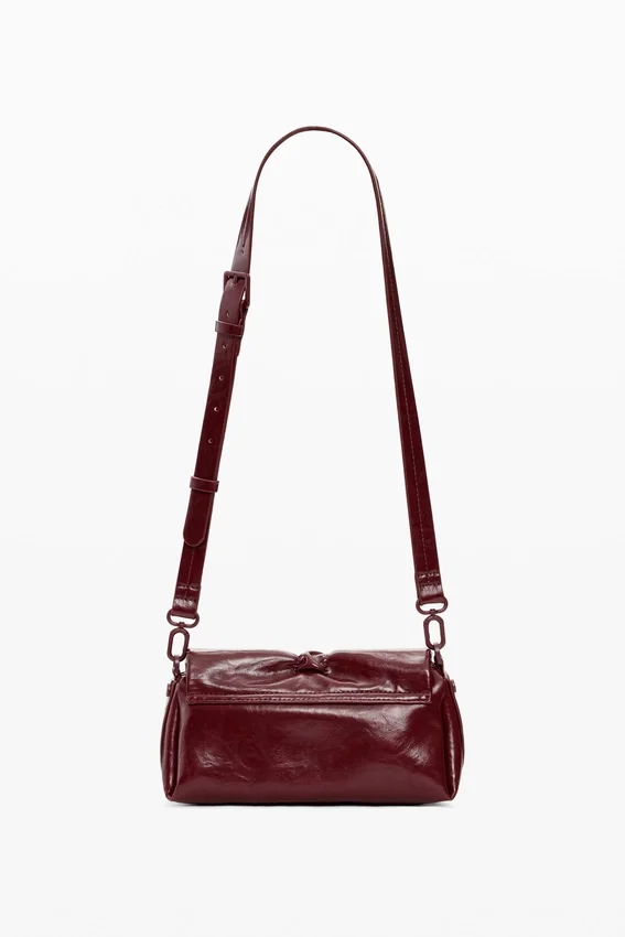 Kleine Tasche mit glänzender Schleife Kleine Tasche mit glänzender Schleife