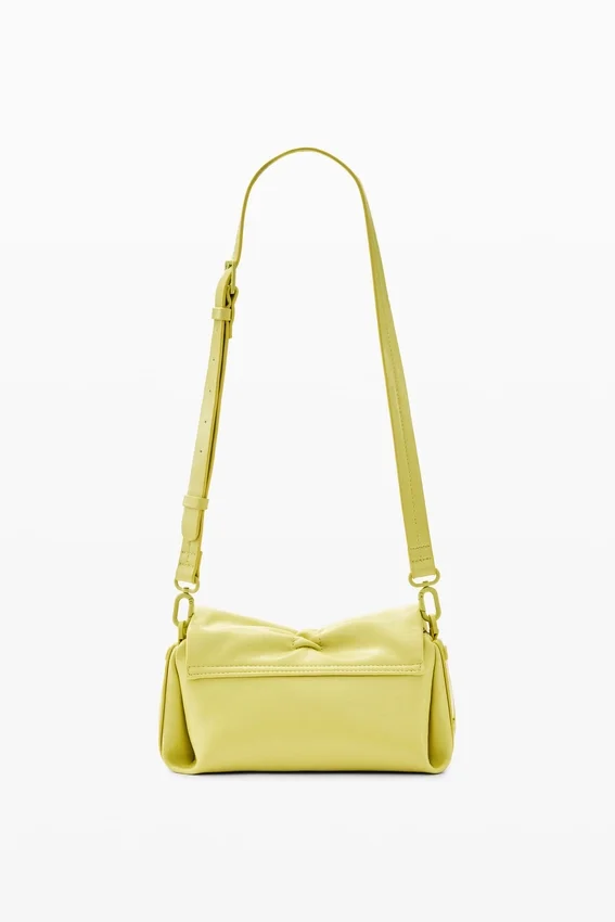 Kleine Tasche mit glänzender Schleife Kleine Tasche mit glänzender Schleife
