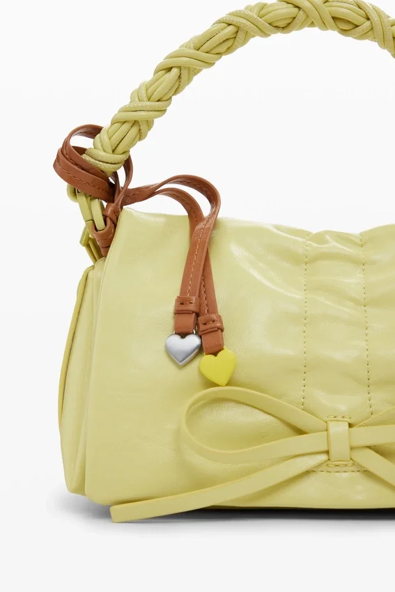 Kleine Tasche mit glänzender Schleife Kleine Tasche mit glänzender Schleife