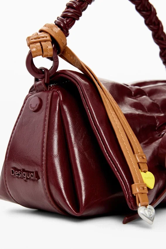 Kleine Tasche mit glänzender Schleife Kleine Tasche mit glänzender Schleife