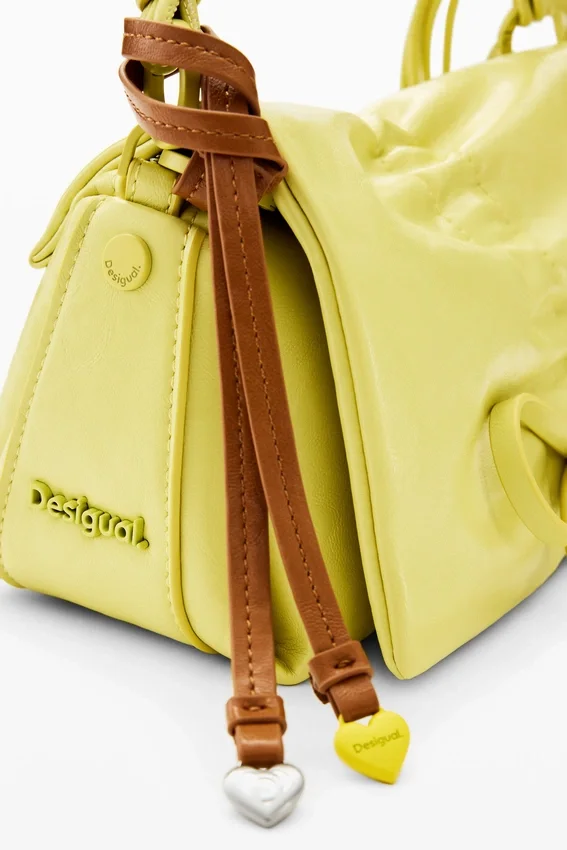Kleine Tasche mit glänzender Schleife Kleine Tasche mit glänzender Schleife