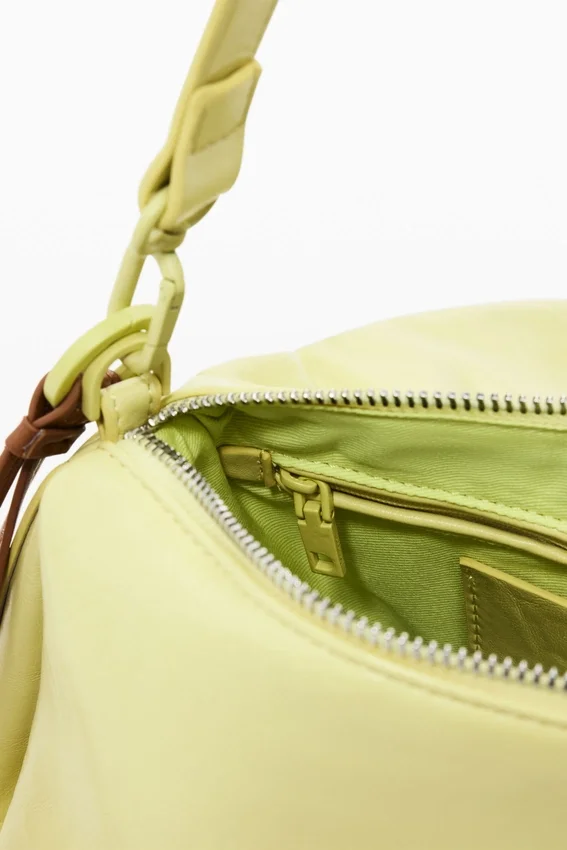 Kleine Tasche mit glänzender Schleife Kleine Tasche mit glänzender Schleife