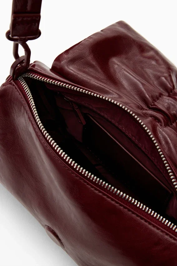 Kleine Tasche mit glänzender Schleife Kleine Tasche mit glänzender Schleife