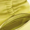 Kleine Tasche mit glänzender Schleife Kleine Tasche mit glänzender Schleife