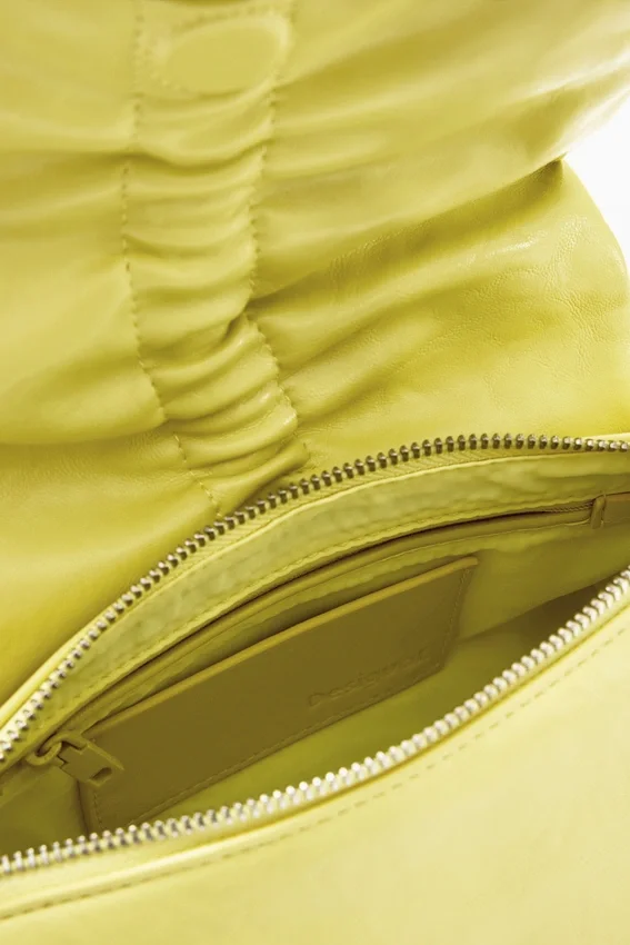 Kleine Tasche mit glänzender Schleife Kleine Tasche mit glänzender Schleife
