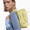 Kleine Tasche mit glänzender Schleife Kleine Tasche mit glänzender Schleife