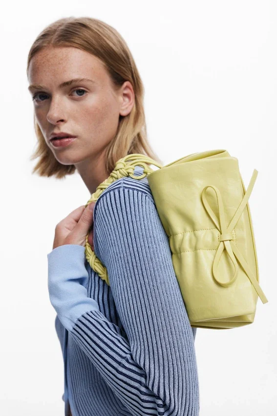 Kleine Tasche mit glänzender Schleife Kleine Tasche mit glänzender Schleife