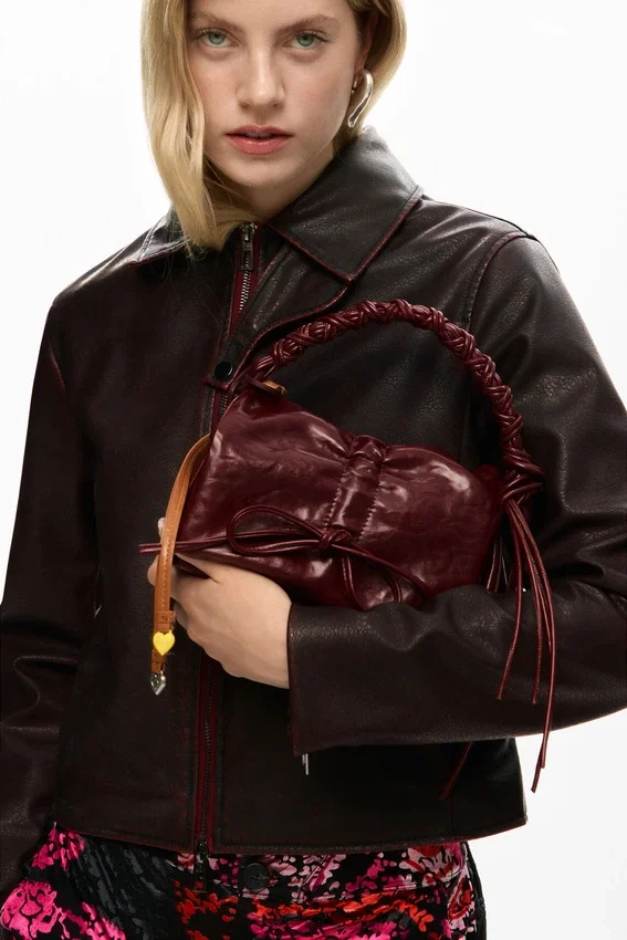 Kleine Tasche mit glänzender Schleife Kleine Tasche mit glänzender Schleife