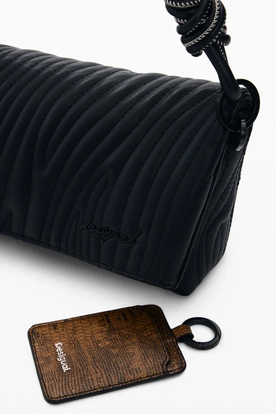 Kleine Tasche mit Prägung Kleine Tasche mit Prägung