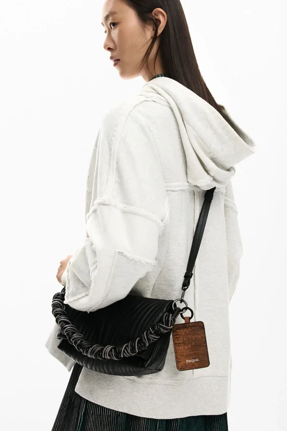 Kleine Tasche mit Prägung Kleine Tasche mit Prägung