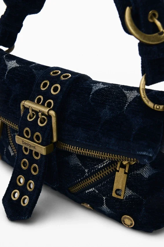Kleine Tasche mit Schnalle Kleine Tasche mit Schnalle