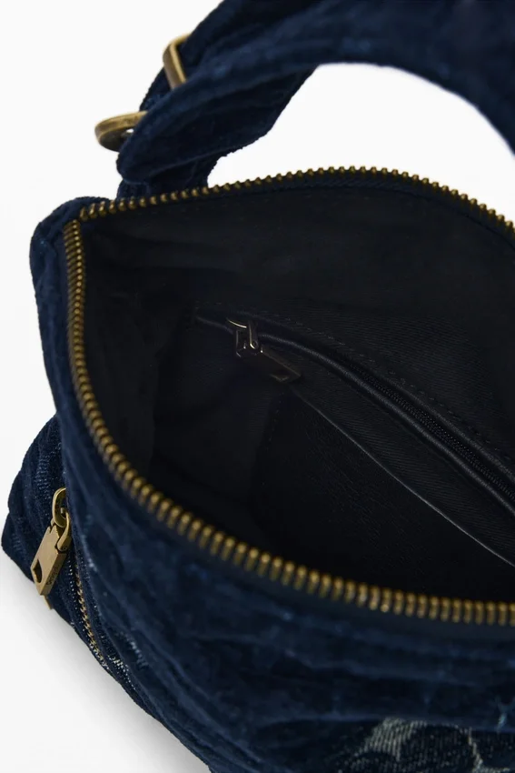 Kleine Tasche mit Schnalle Kleine Tasche mit Schnalle