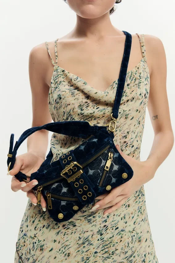 Kleine Tasche mit Schnalle Kleine Tasche mit Schnalle