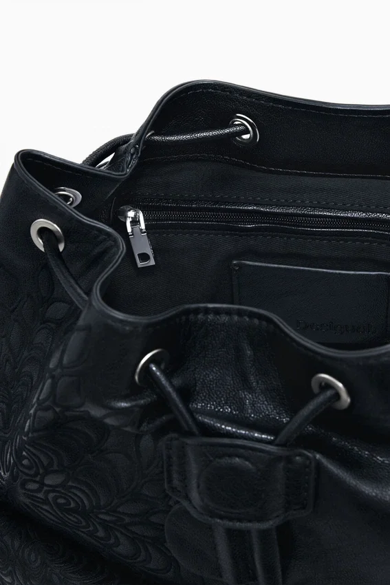Kleiner bestickter Rucksack Kleiner bestickter Rucksack