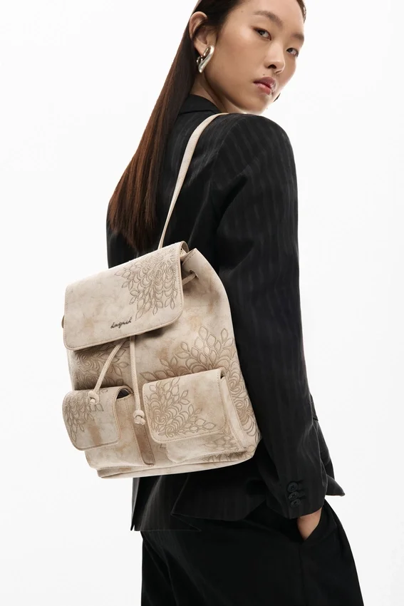 Kleiner bestickter Rucksack Kleiner bestickter Rucksack